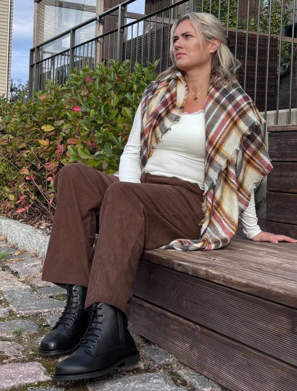 Classic short women’s boot with two zips and lacing